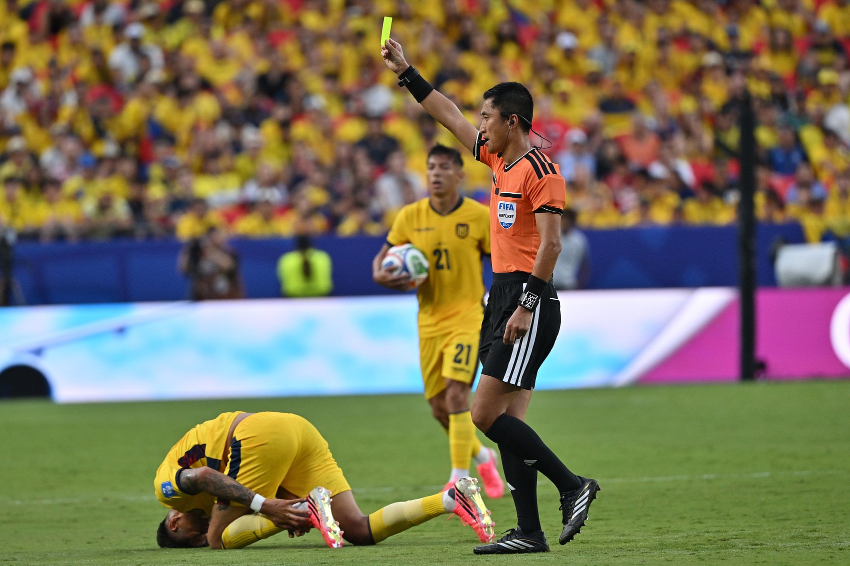 马宁世界杯主裁首秀获FIFA认可:6黄牌控场 尺度统一 马宁世界杯主裁首秀获FIFA认可:6黄牌控场 尺度统一