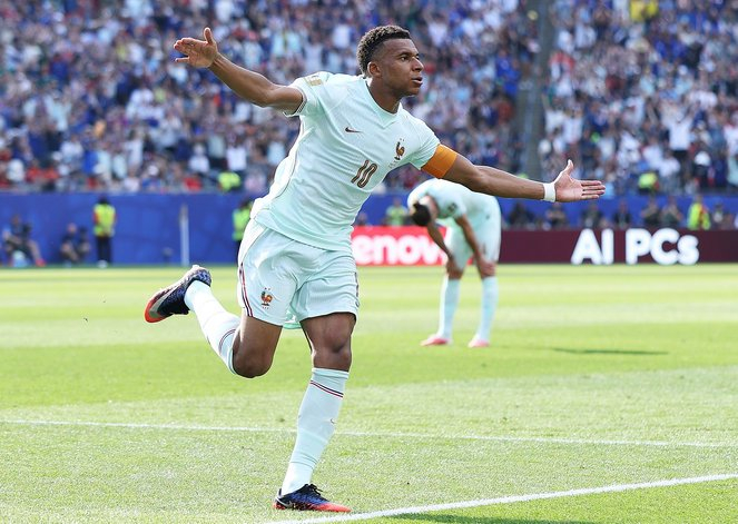 法国2-0摩洛哥：德尚提前20分钟留力，姆巴佩一传一射刷数据