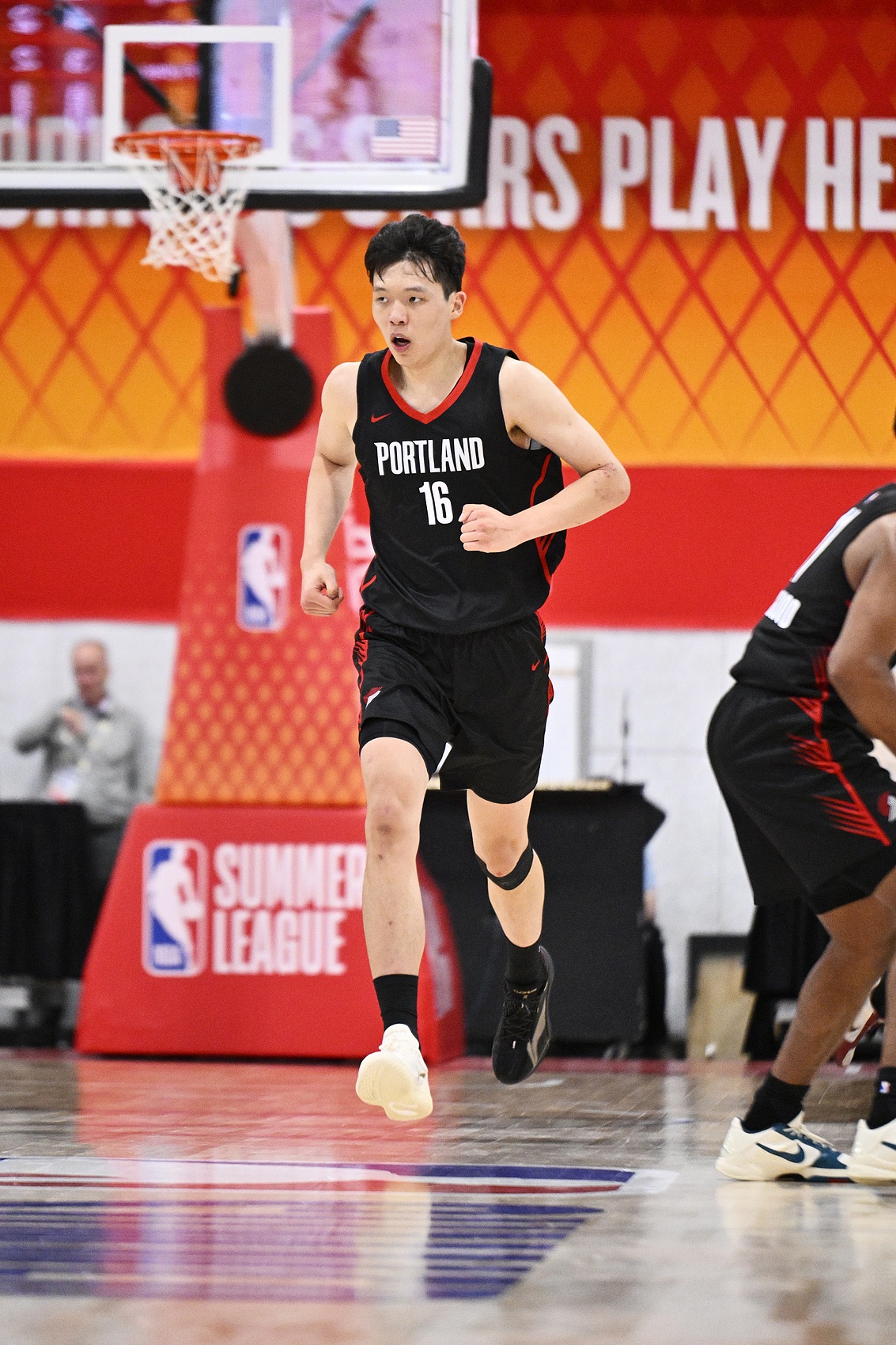 杨瀚森夏联三战场均14.3+8+4，世预赛场均9.5+6