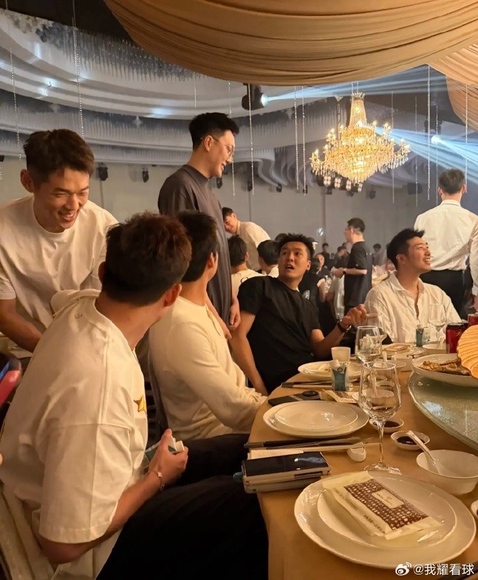 吴前温州大婚:胡明轩孙铭徽到场,浙江队长领证一年后补办仪式 吴前温州大婚:胡明轩孙铭徽到场,浙江队长领证一年后补办仪式