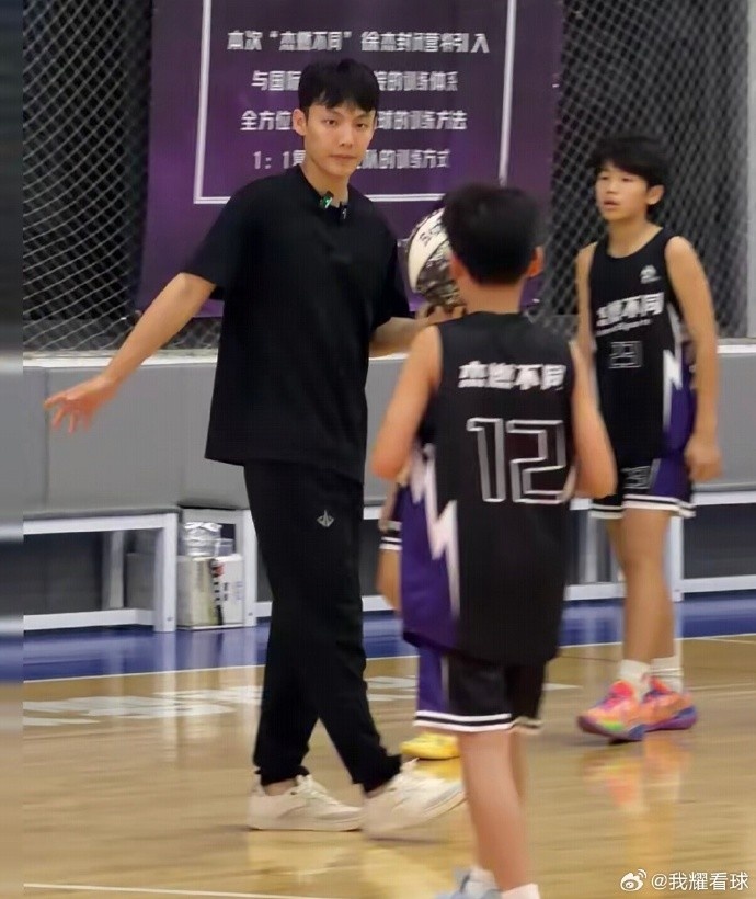 徐杰现身番禺训练营 手把手指导小学员 徐杰现身番禺训练营 手把手指导小学员