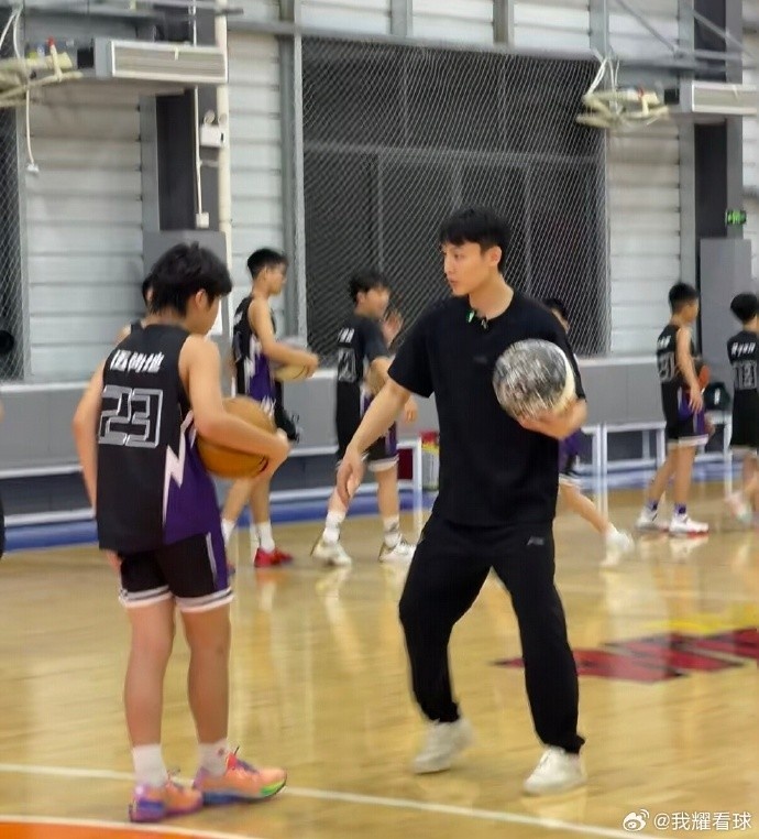 徐杰现身番禺训练营 手把手指导小学员 徐杰现身番禺训练营 手把手指导小学员