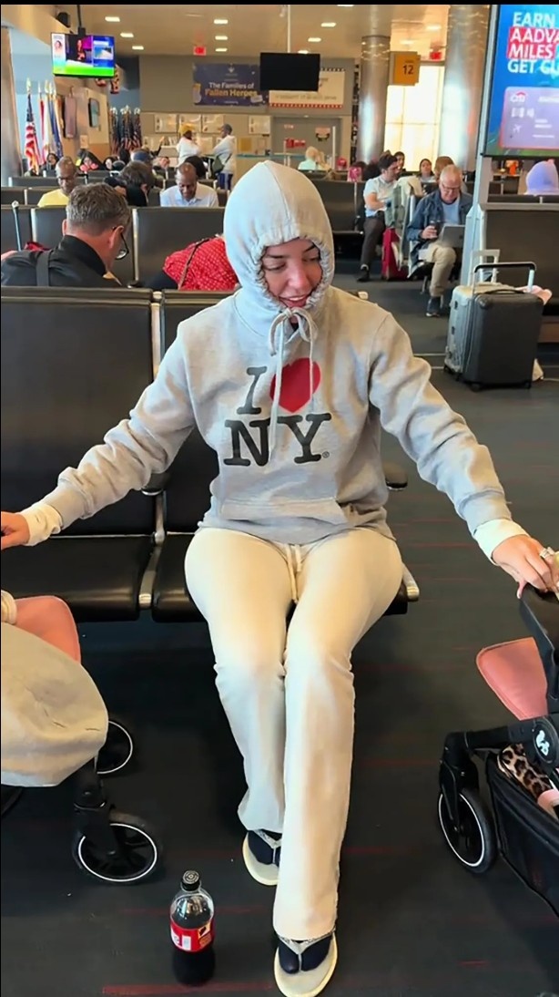 皮克福德妻子携三子纽约被困18小时 当事人：空耗六小时后航班取消