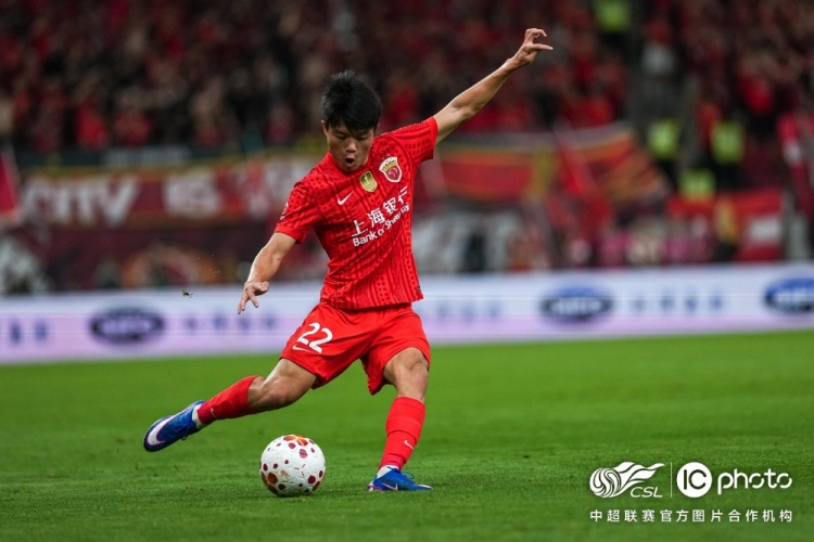 莱昂纳多、李新翔破门,10人海港2-0申花赢德比 莱昂纳多、李新翔破门,10人海港2-0申花赢德比
