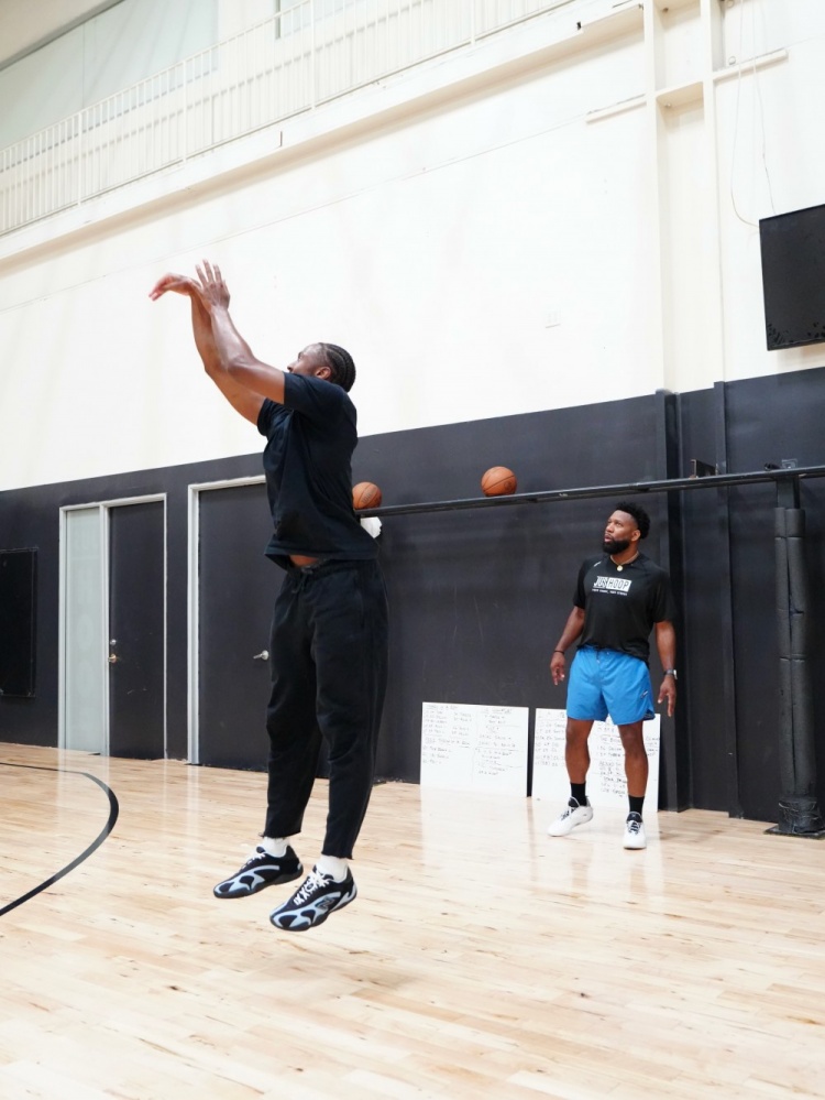 哈登与马克西洛杉矶合练 训练师晒照
