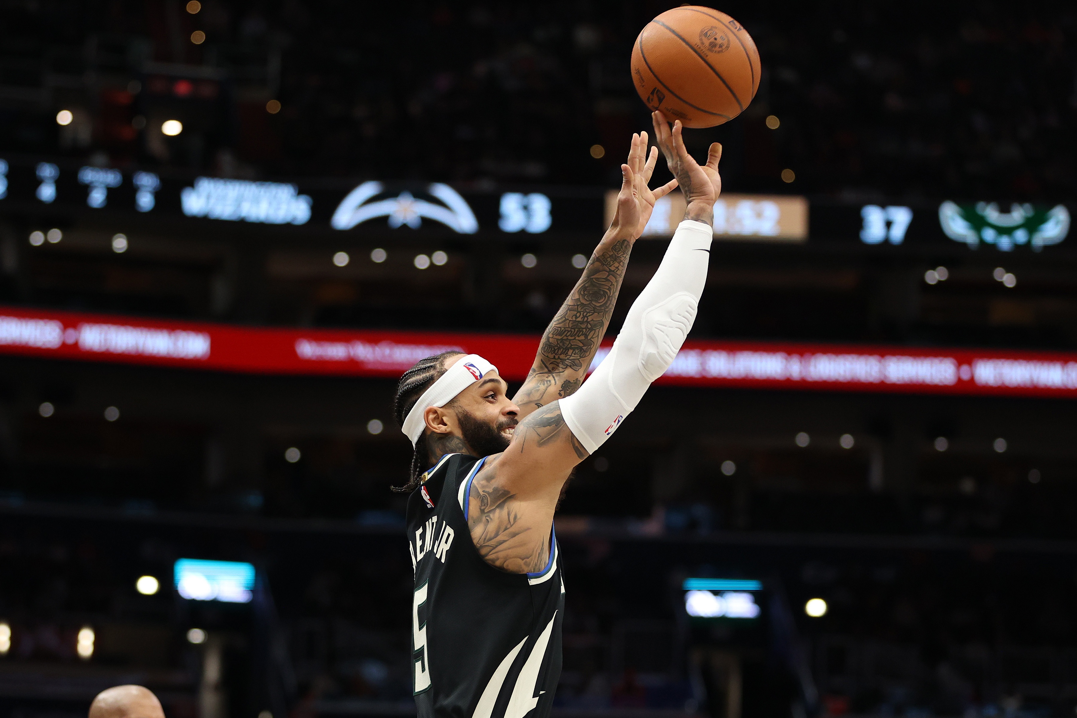 NBA新赛季15大溢价合同：恩比德居首，特雷·杨次之