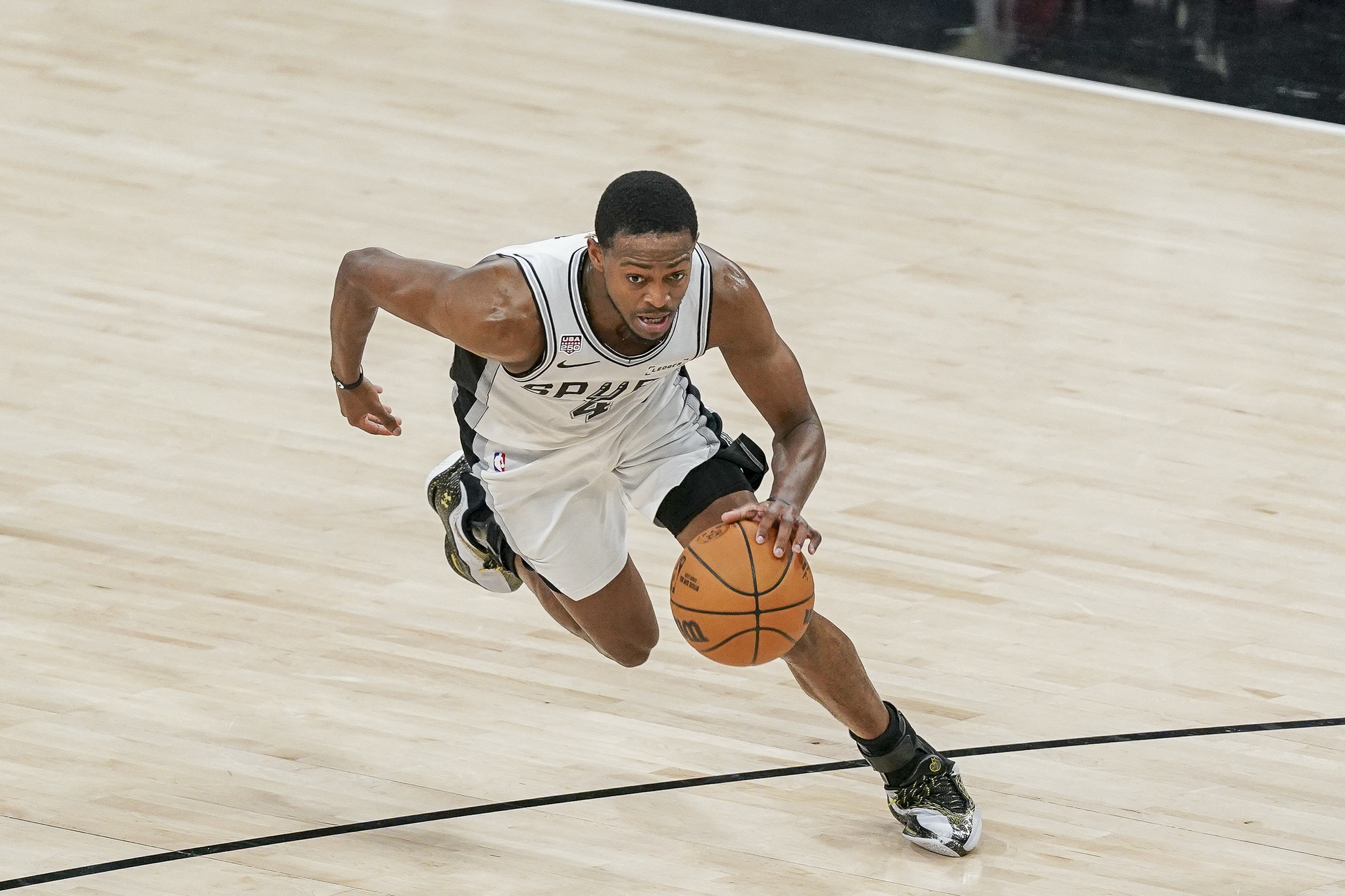 NBA新赛季15大溢价合同：恩比德居首，特雷·杨次之