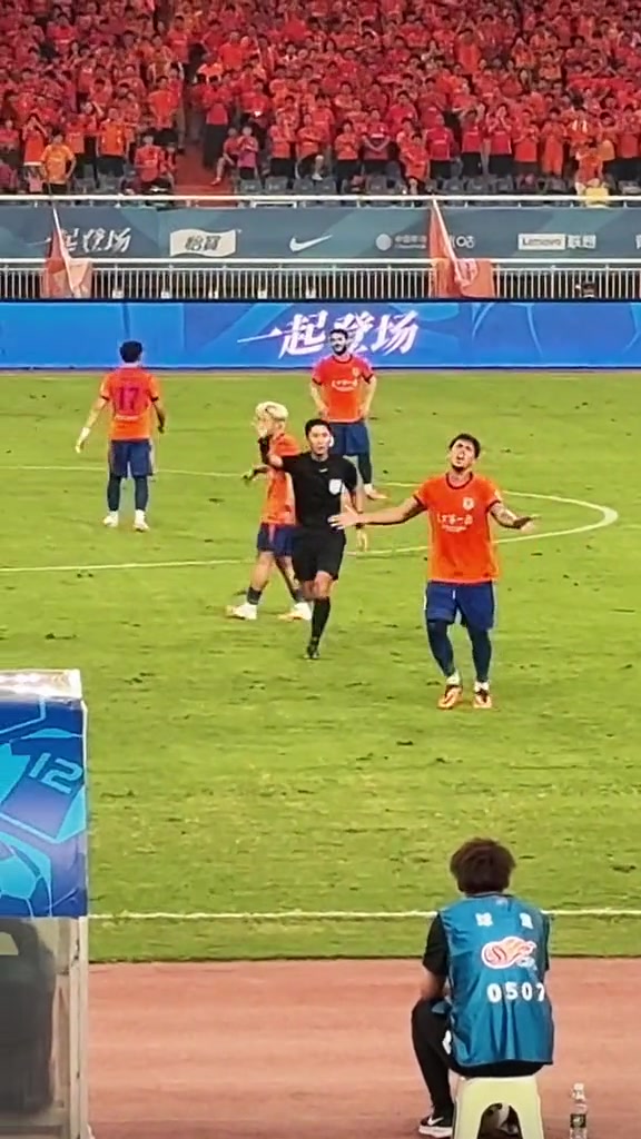 马宁对克雷桑五秒倒计时警告 泰山3-1海牛补时现争议