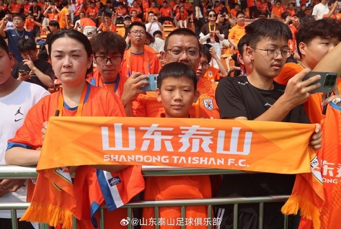 山东泰山开放日200余名球迷到场 球队下午兵发青岛 山东泰山开放日200余名球迷到场 球队下午兵发青岛