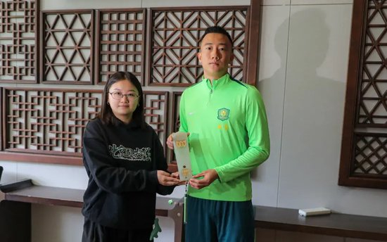 韩佳奇当选国安月度最佳 球迷：用神扑征服我们的心