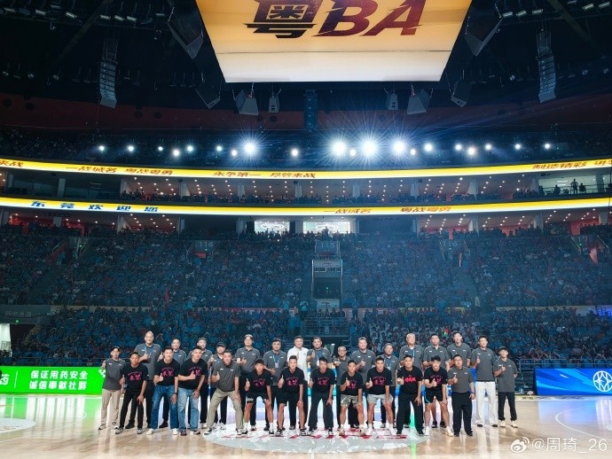 星光熠熠！周琦晒与杜锋、刘玉栋、徐杰等人的合照：粤BA
