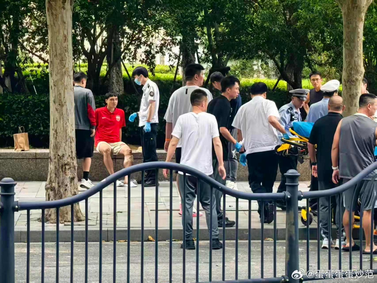 倒霉！海港俱乐部证实，吾米提江就是被4S店员工试驾撞伤的行人