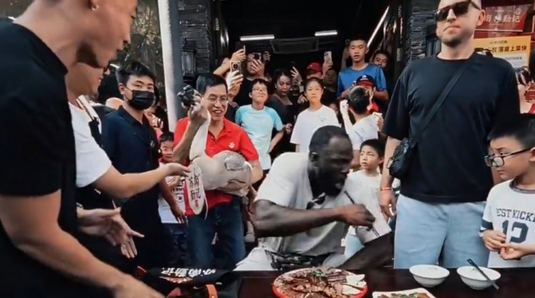 追梦:我在中国被活鹅吓得半死 黑人基因里没有招惹活物的习惯 追梦:我在中国被活鹅吓得半死 黑人基因里没有招惹活物的习惯