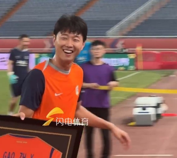笑得太开心！高准翼赛前获中超出场200场纪念球衣