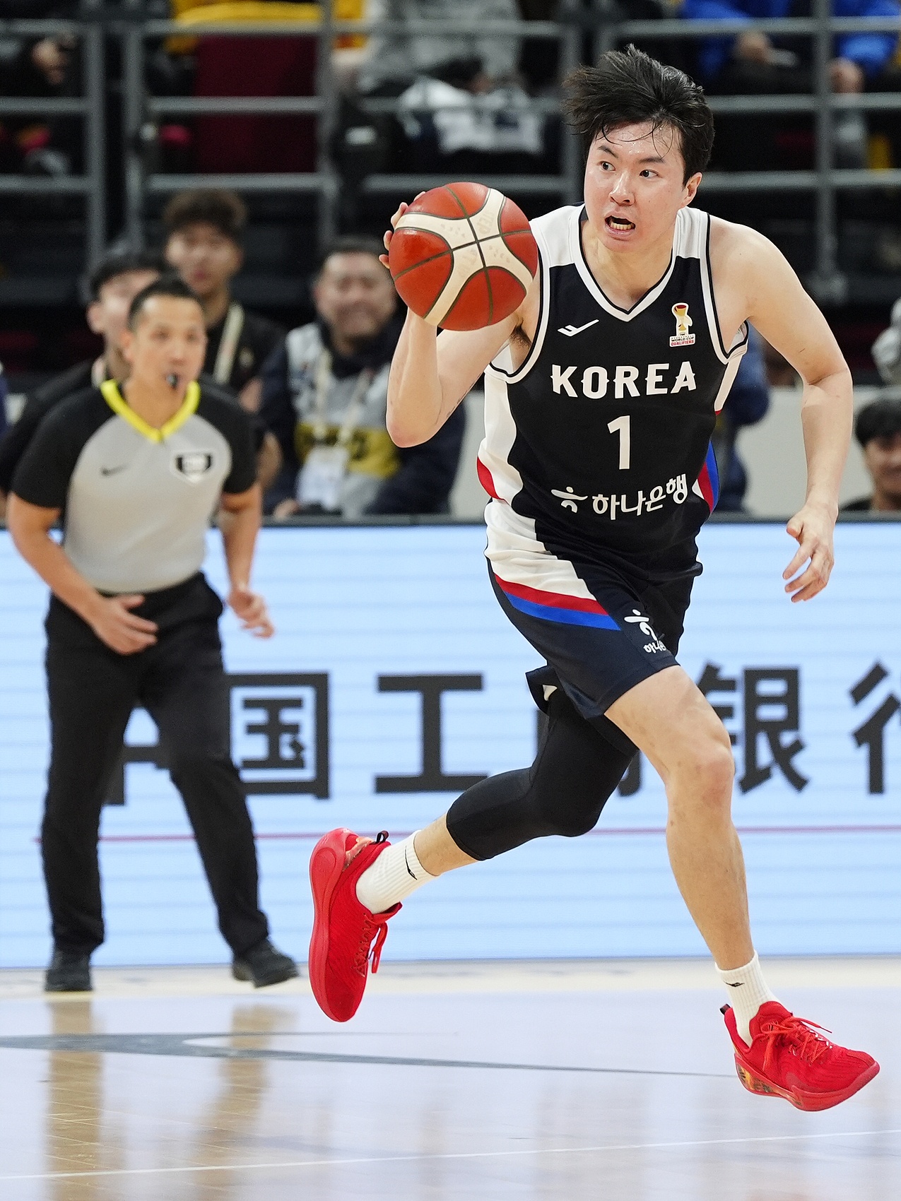 记者:不出意外中韩会是小组赛前两名 这是会师决赛的潜在剧本