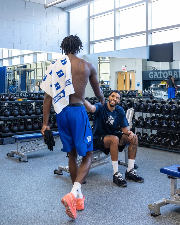校友局！杜克官方晒欧文、塔图姆、弗拉格、班凯罗等球员训练照