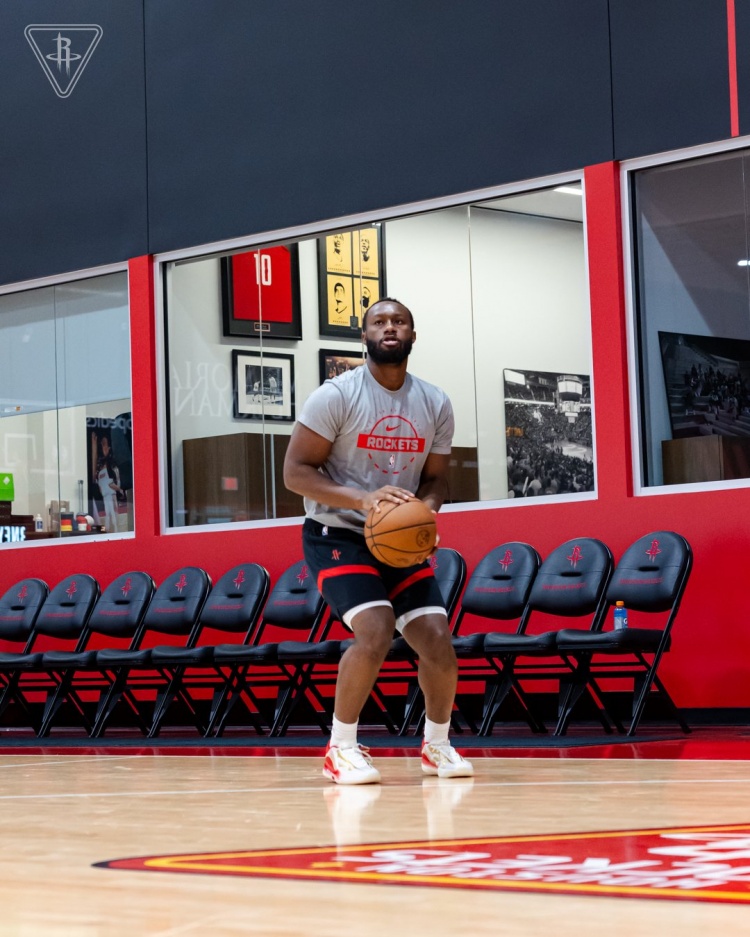 开启工作模式！火箭官方晒训练照：谢泼德和布鲁斯·桑顿在列