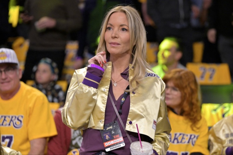 美记：珍妮·巴斯预计代表湖人出席NBA理事会 鲍尔默不会出席