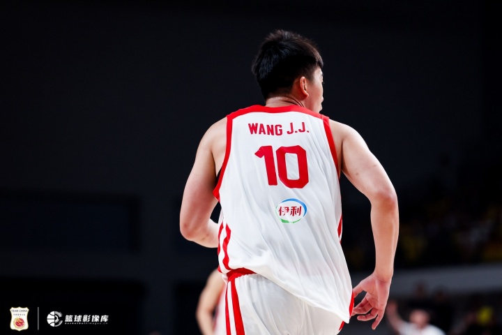 对比强烈！中国男篮首节抢16个篮板&其中10个前板 沙特一共5篮板