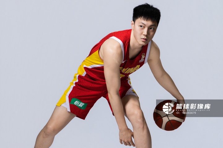 媒体人谈胡明轩当旗手:这是团部对中国男篮的激励和信任 媒体人谈胡明轩当旗手:这是团部对中国男篮的激励和信任
