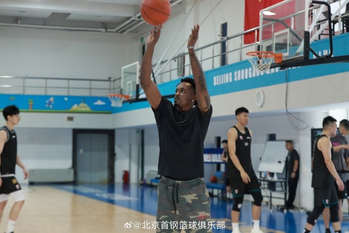 北京官博晒巴里·布朗训练照：好久不见 来了就练 欢迎布朗到队！