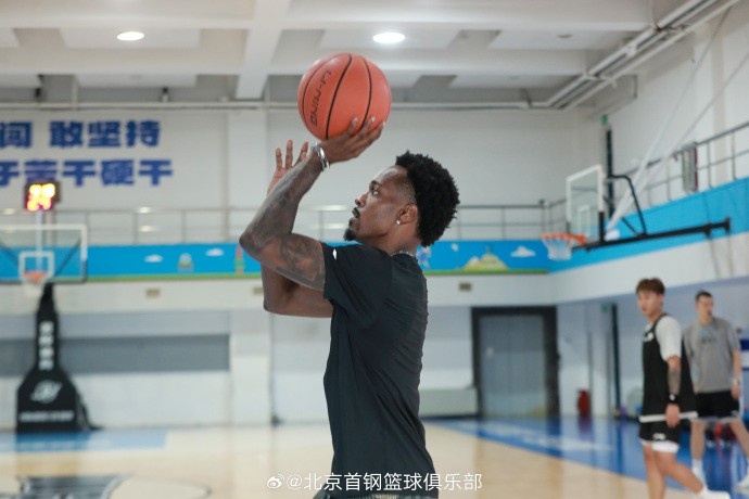 北京官博晒巴里·布朗训练照：好久不见 来了就练 欢迎布朗到队！