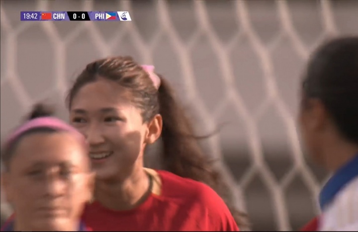 中国女足1-0领先菲律宾！王妍雯头球破门，张睿长传助攻