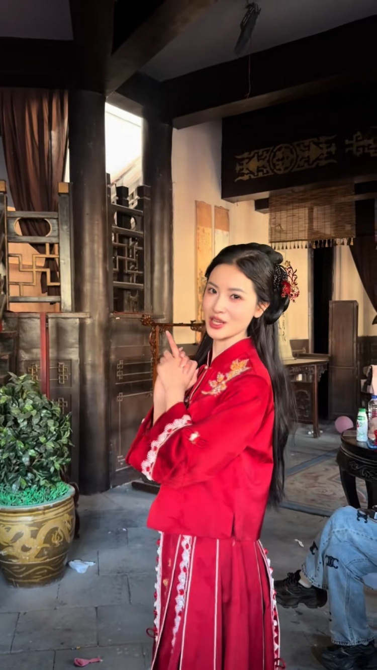 整活！郭艾伦上节目中体验成亲环节 与美女主持刘一一上演互动