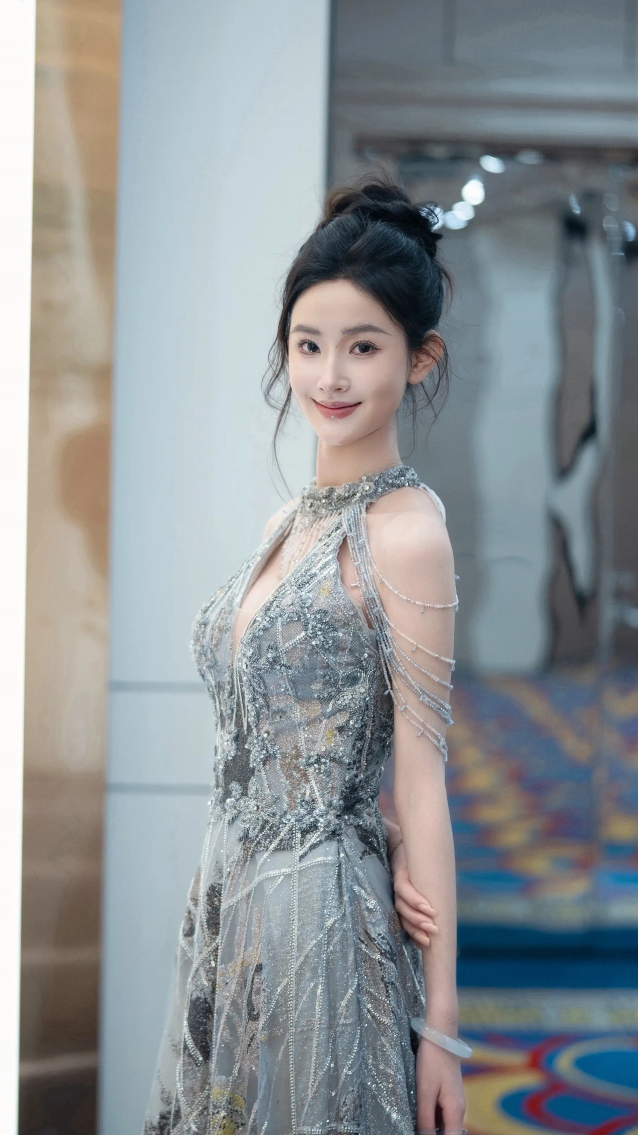 整活！郭艾伦上节目中体验成亲环节 与美女主持刘一一上演互动