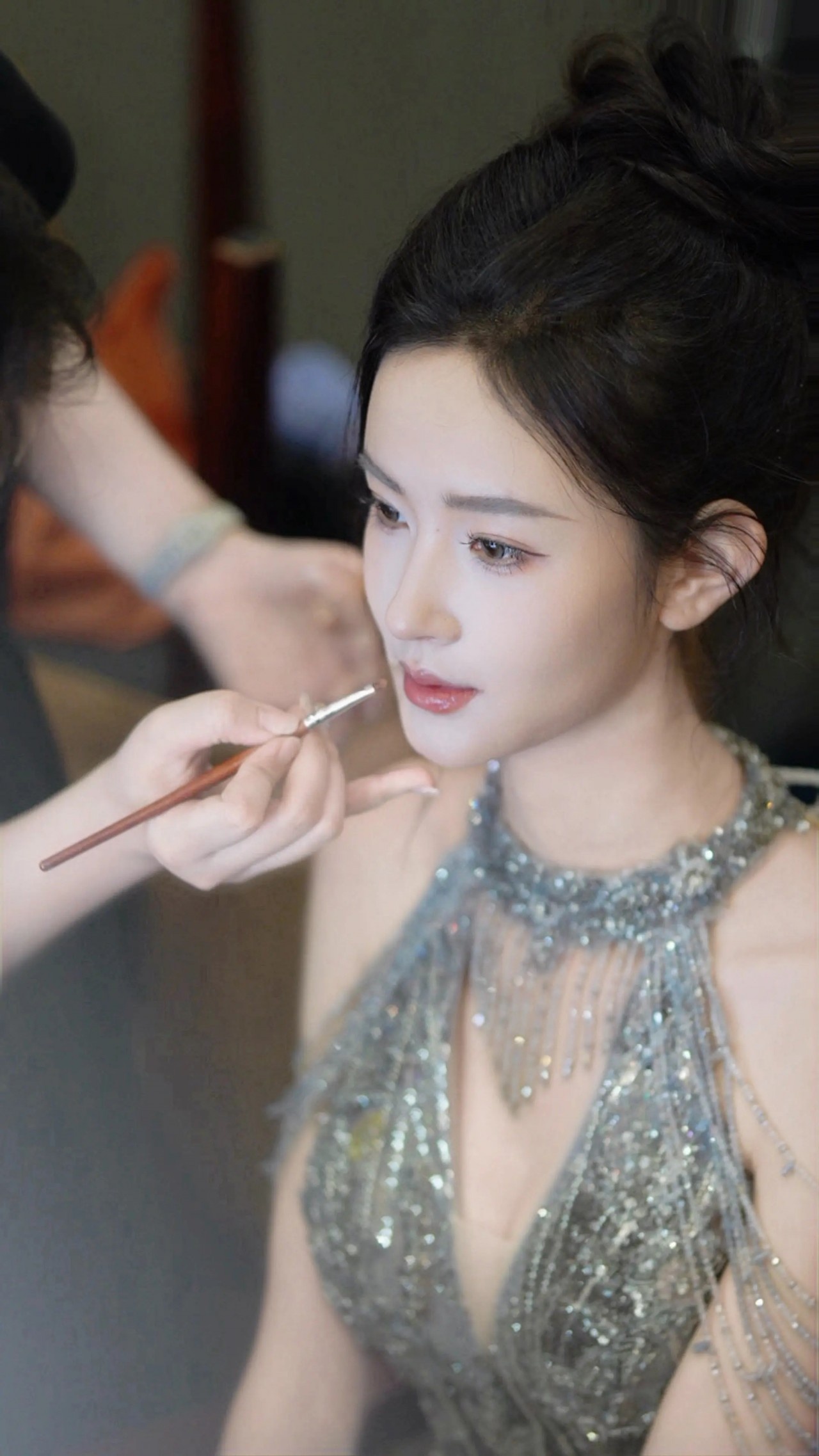 整活！郭艾伦上节目中体验成亲环节 与美女主持刘一一上演互动