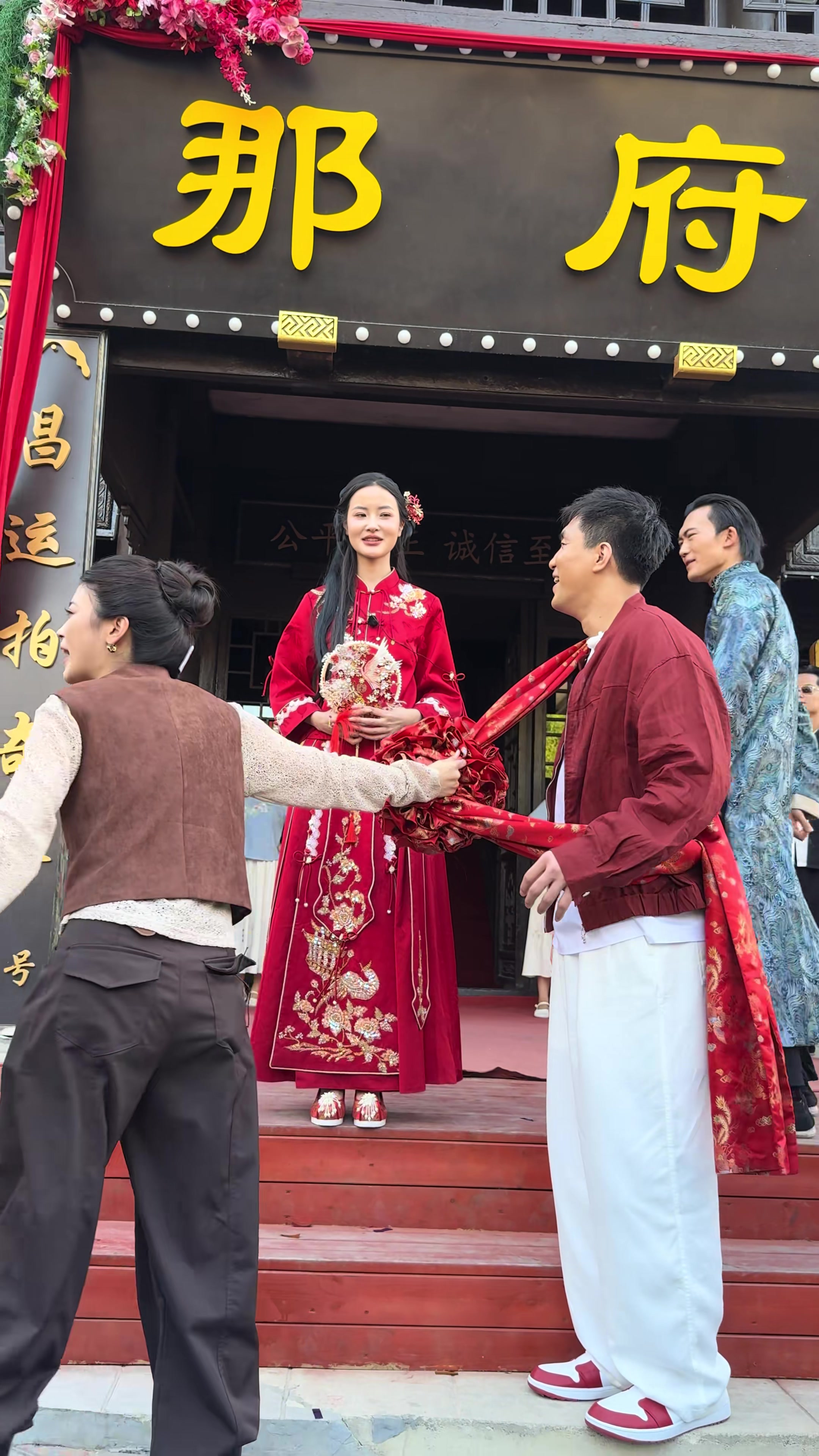 整活！郭艾伦上节目中体验成亲环节 与美女主持刘一一上演互动