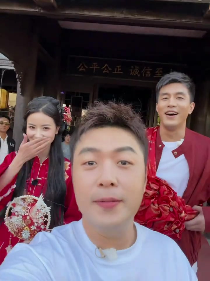 整活！郭艾伦上节目中体验成亲环节 与美女主持刘一一上演互动